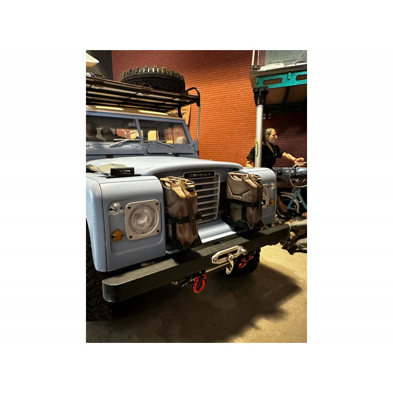 RC Jerrycan Fronthalterung 1:10 für Boom Racing Land Rover Series III – Real Scale Zubehör